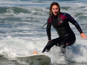 Postal: Chica surfeando en el mar