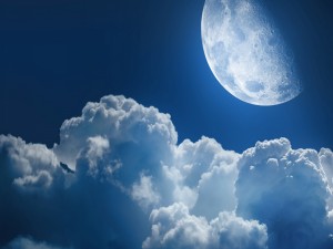 La Luna junto a unas nubes algodonosas