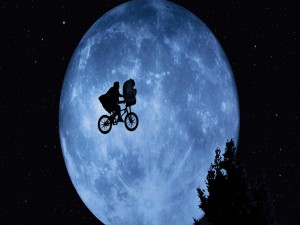 E.T. volando en bici