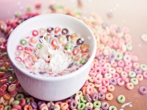 Cereales de colores en un cuenco con leche