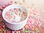 Cereales de colores en un cuenco con leche
