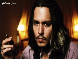 Johnny Depp fumándose un purito