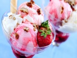Copas con helado y fresas