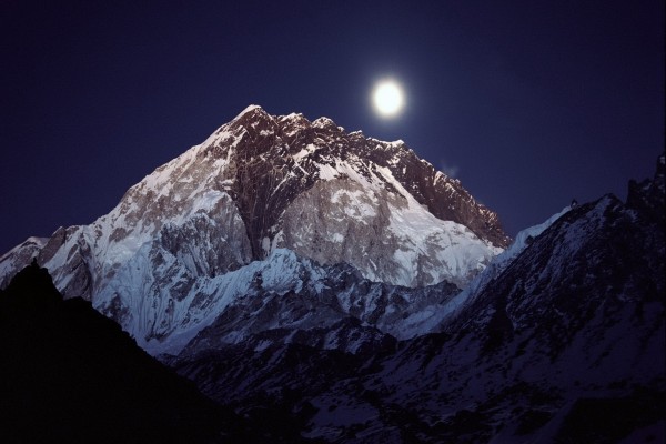 Luz de la luna sobre la montaña