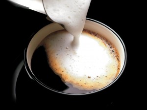 Preparando un café con espuma