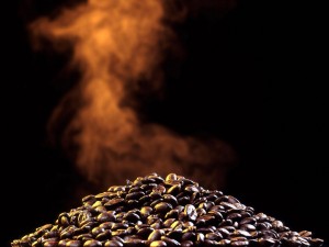 Postal: Humeante montaña de café en grano