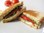 Sandwich tostado con tomate y mozzarella
