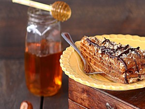 Torta con miel, nueces y chocolate