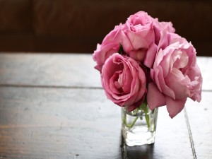 Ramo de rosas en un florero