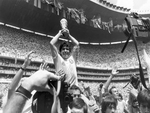 Maradona levantando la copa de campeones del mundo