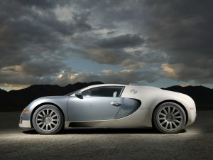 Postal: Vista lateral del Bugatti Veyron