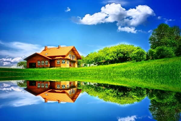 Casa reflejada en las aguas del lago