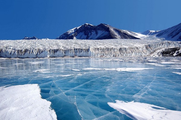 Hielo azul cubriendo el lago Fryxell (Antártida)