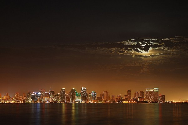 La luna oculta tras las nubes sobre la ciudad de San Diego, California