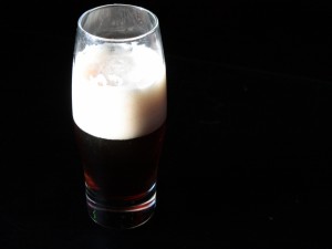 Vaso de cerveza negra