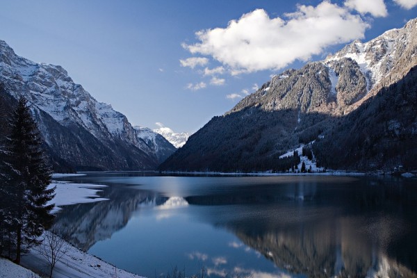 El lago Klöntalersee, en el Cantón de Glaris, Suiza