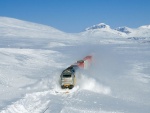 Tren abriéndose paso entre la nieve