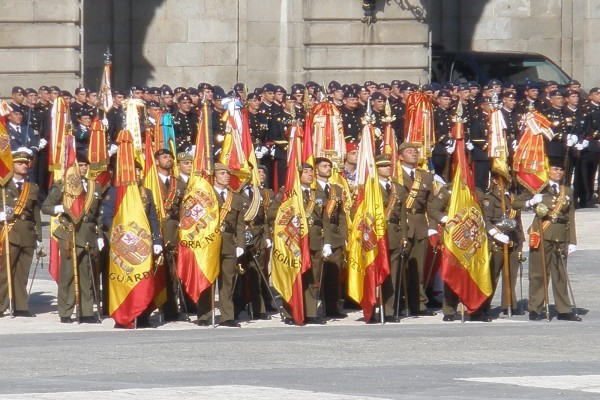Soldados con la bandera española