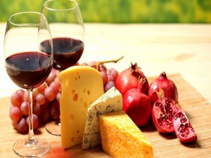 Tabla de quesos, vino, granada y uvas