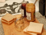 Ingredientes para preparar un sándwich de mantequilla de cacahuete