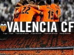 Jugadores del Valencia CF juntos en un abrazo
