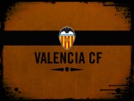 Escudo del Valencia CF en fondo naranja