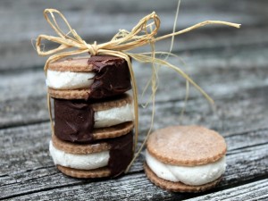 Postal: Galletas rellenas de nata y chocolate