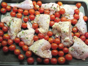 Bandeja con pollo y tomatitos antes de meter al horno