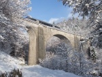 Tren sobre el puente Saillard (Francia) tras una nevada