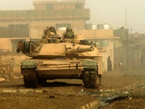 Tanque M1 Abrams en un calle de Iraq