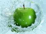 Manzana en el agua