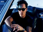 Johnny Depp sentado en un coche