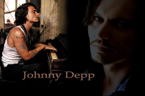 Johnny Depp tocando el piano