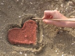 Dibujando un corazón en la arena