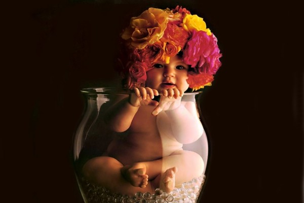 Bebé con sombrero de flores