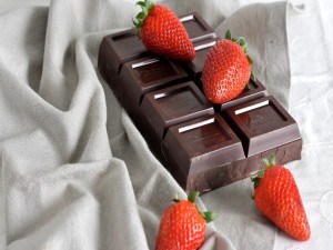 Postal: Tableta de chocolate y unas fresas