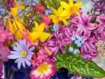 Jarrón con muchas flores variadas