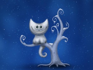 Gato sonriendo sobre un árbol nevado