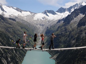 El puente suspendido Drahtsteg, en los Alpes Zillertal, Austria