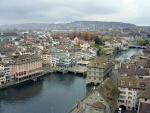 Río Limmat en el casco antiguo de Zurich