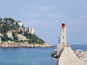 El faro de Niza, en la costa del Mediterráneo (Costa Azul)