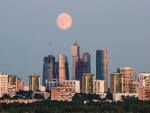 La ciudad de Moscú bajo la luz de la luna