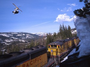 Postal: Salto de esquí sobre un tren