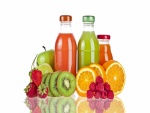 Botellas con zumo de fruta natural