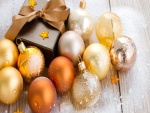 Cajita y bolas doradas para adornar en Navidad