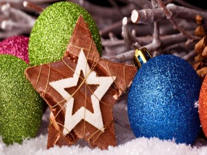 Bolas y estrella para decorar en Navidad y Año Nuevo