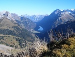 El lago Klöntalersee y el macizo Glärnisch, visto desde Saaspass (Suiza)