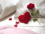 Rosa y corazón en la almohada