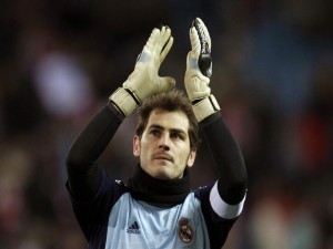 Postal: Iker Casillas aplaudiendo al público