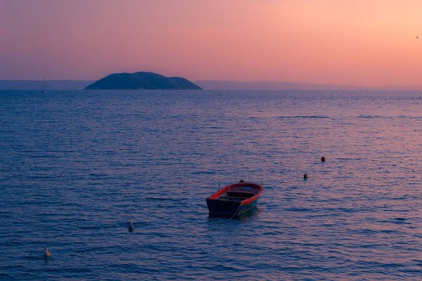 Puesta de sol en la isla de Kelyfos (Grecia)